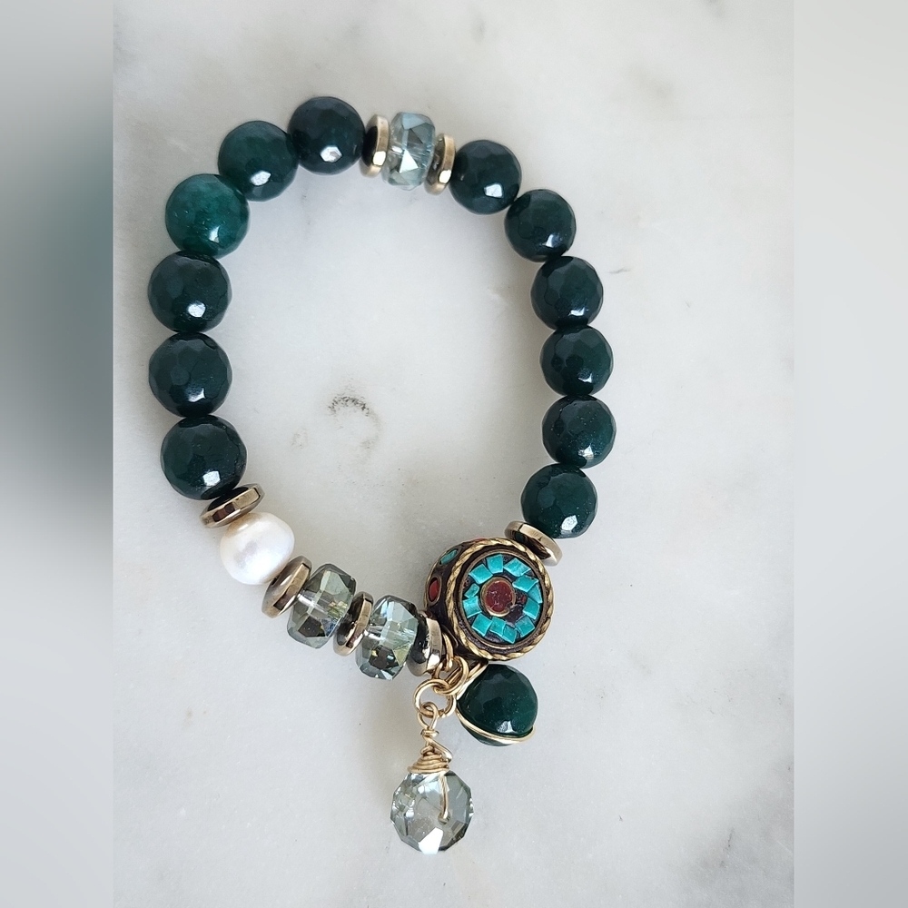 Elegant Green Beaded Bracelet with Gold Accents